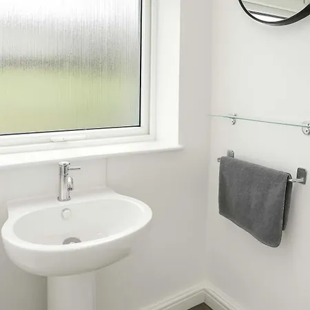 Spacious 3-bed Near Avonmouth & M5, -ideal For Contractors And Work Bristol